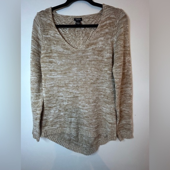 Rue21 high low style tan and white sweater in great condition.‎ Size M - Picture 1 of 4